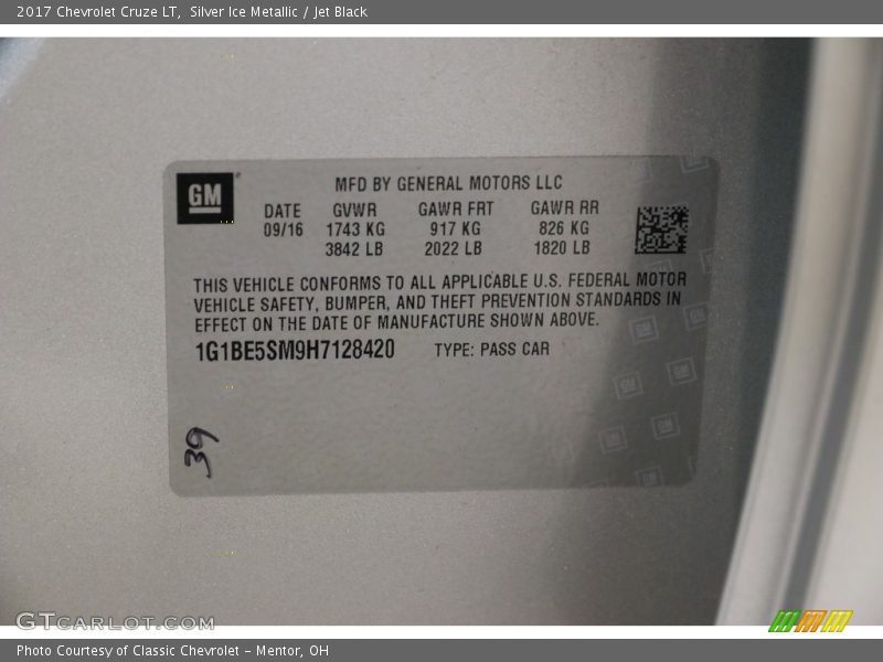 Silver Ice Metallic / Jet Black 2017 Chevrolet Cruze LT