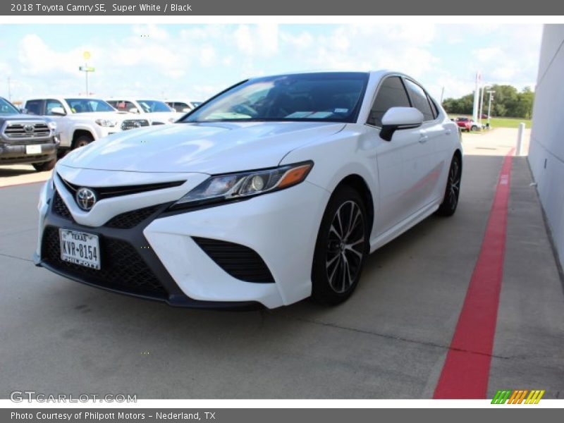 Super White / Black 2018 Toyota Camry SE