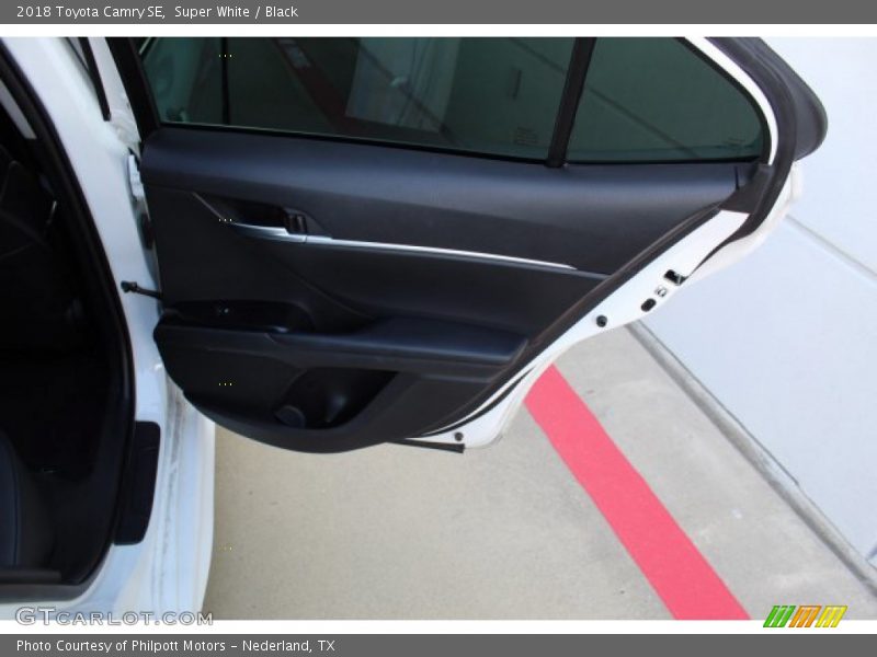 Super White / Black 2018 Toyota Camry SE