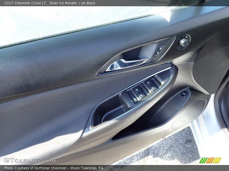 Silver Ice Metallic / Jet Black 2017 Chevrolet Cruze LT