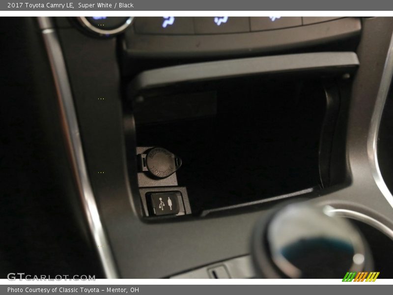 Super White / Black 2017 Toyota Camry LE