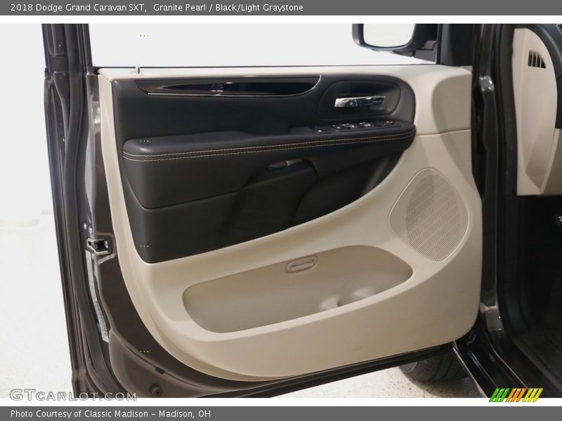 Granite Pearl / Black/Light Graystone 2018 Dodge Grand Caravan SXT
