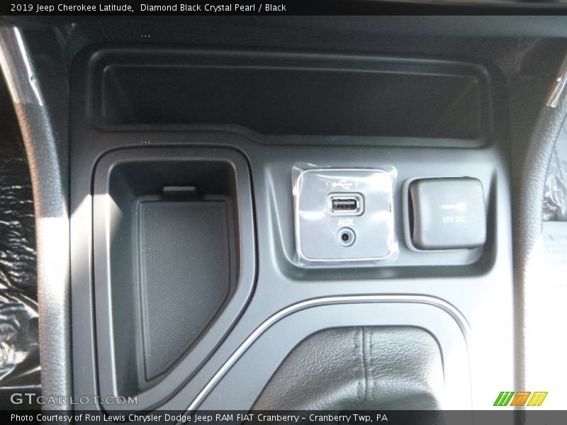 Diamond Black Crystal Pearl / Black 2019 Jeep Cherokee Latitude