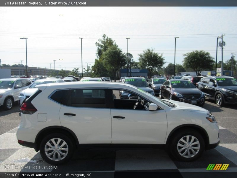 Glacier White / Charcoal 2019 Nissan Rogue S