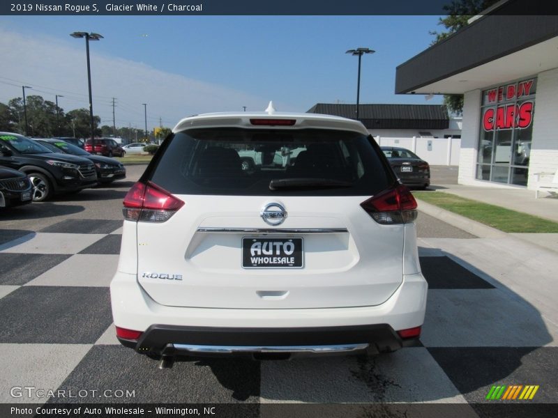 Glacier White / Charcoal 2019 Nissan Rogue S