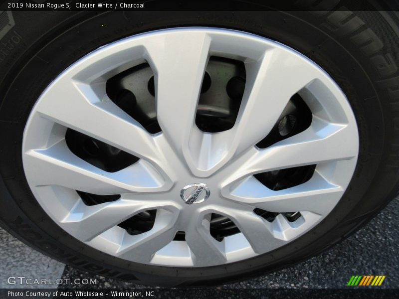 Glacier White / Charcoal 2019 Nissan Rogue S