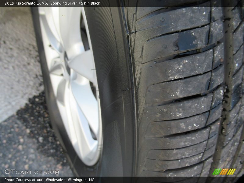 Sparkling Silver / Satin Black 2019 Kia Sorento LX V6