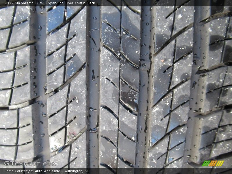 Sparkling Silver / Satin Black 2019 Kia Sorento LX V6