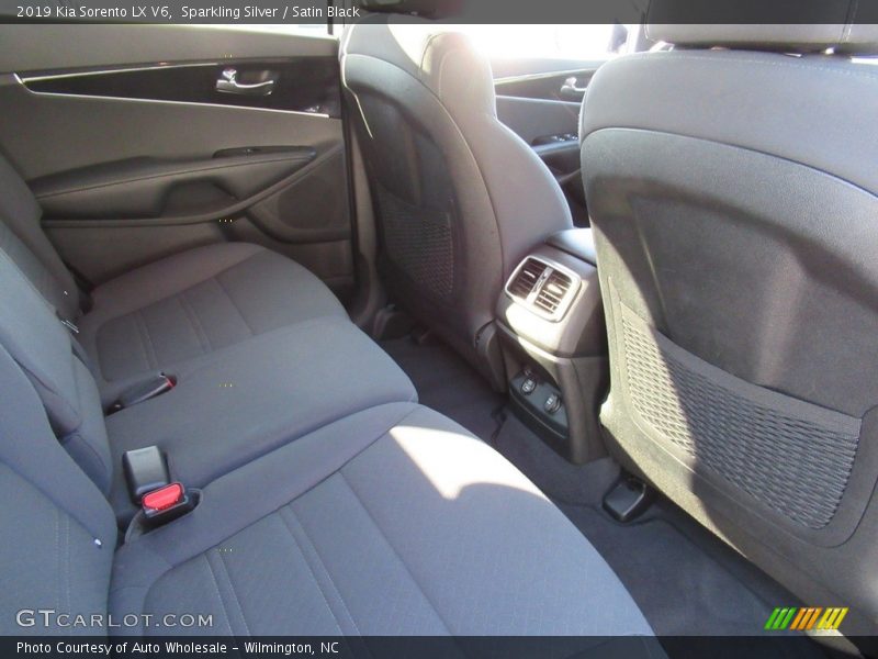 Sparkling Silver / Satin Black 2019 Kia Sorento LX V6
