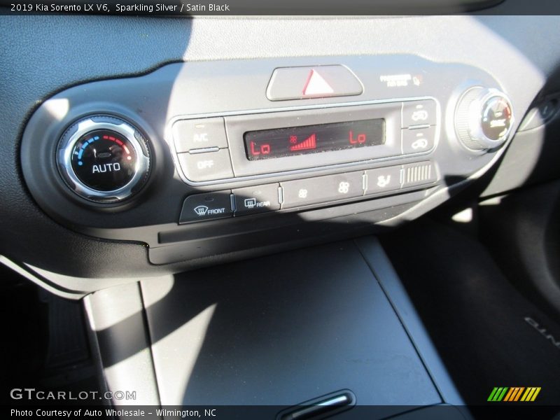 Sparkling Silver / Satin Black 2019 Kia Sorento LX V6