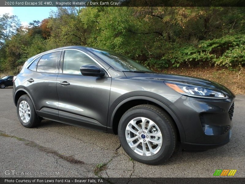 Front 3/4 View of 2020 Escape SE 4WD