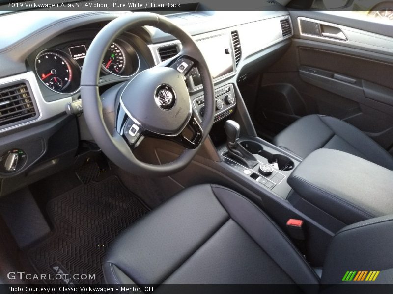 Pure White / Titan Black 2019 Volkswagen Atlas SE 4Motion
