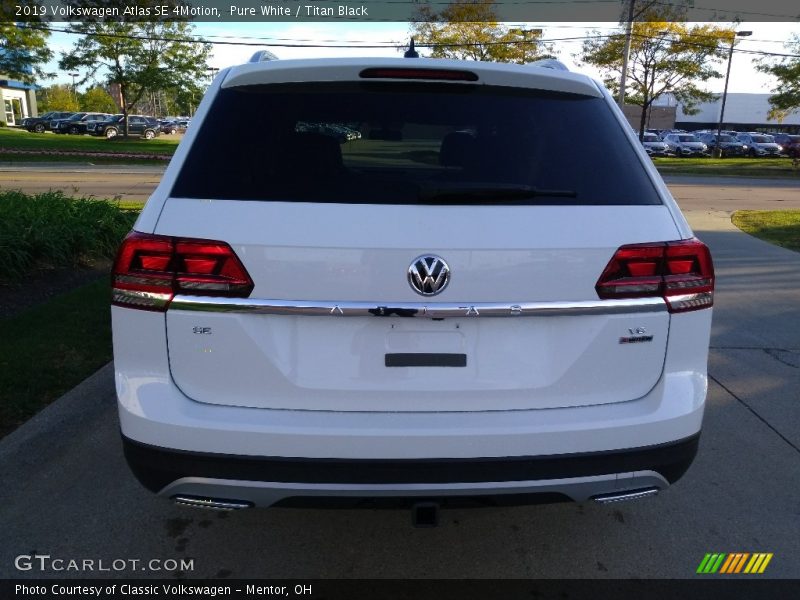 Pure White / Titan Black 2019 Volkswagen Atlas SE 4Motion