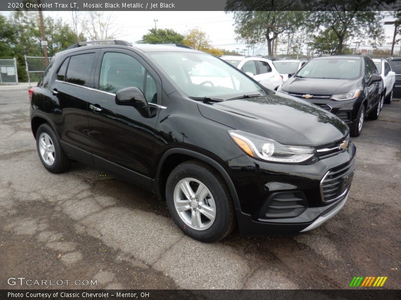 Front 3/4 View of 2020 Trax LT