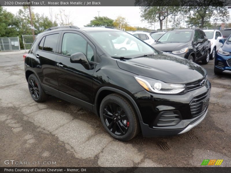 Front 3/4 View of 2020 Trax LT
