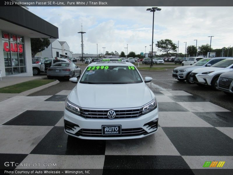Pure White / Titan Black 2019 Volkswagen Passat SE R-Line