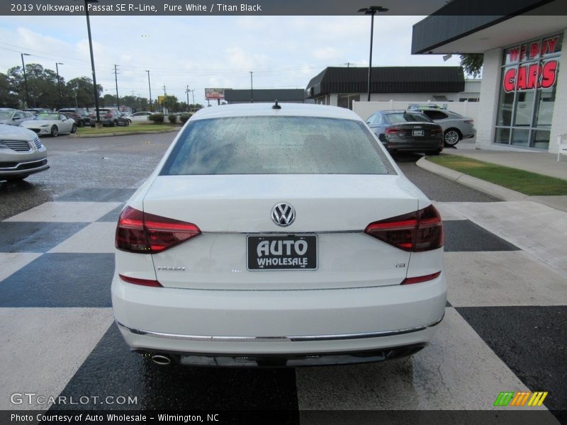 Pure White / Titan Black 2019 Volkswagen Passat SE R-Line