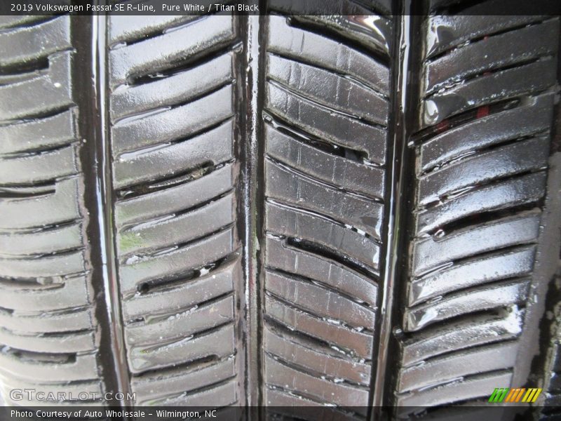 Pure White / Titan Black 2019 Volkswagen Passat SE R-Line