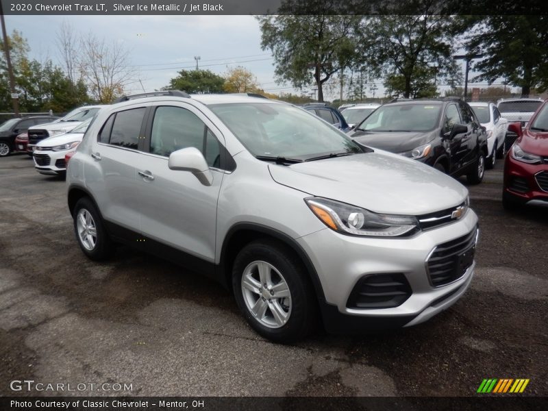 Front 3/4 View of 2020 Trax LT