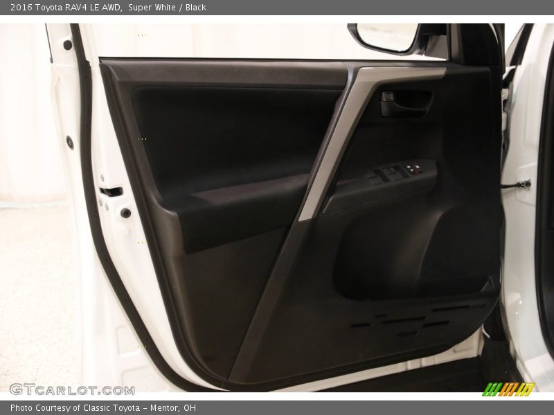 Super White / Black 2016 Toyota RAV4 LE AWD