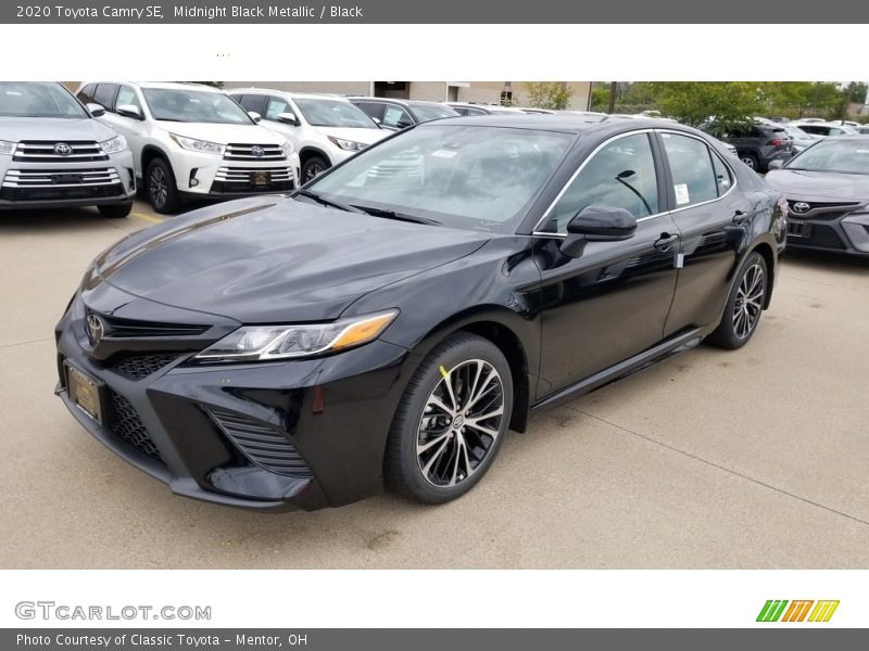 Front 3/4 View of 2020 Camry SE
