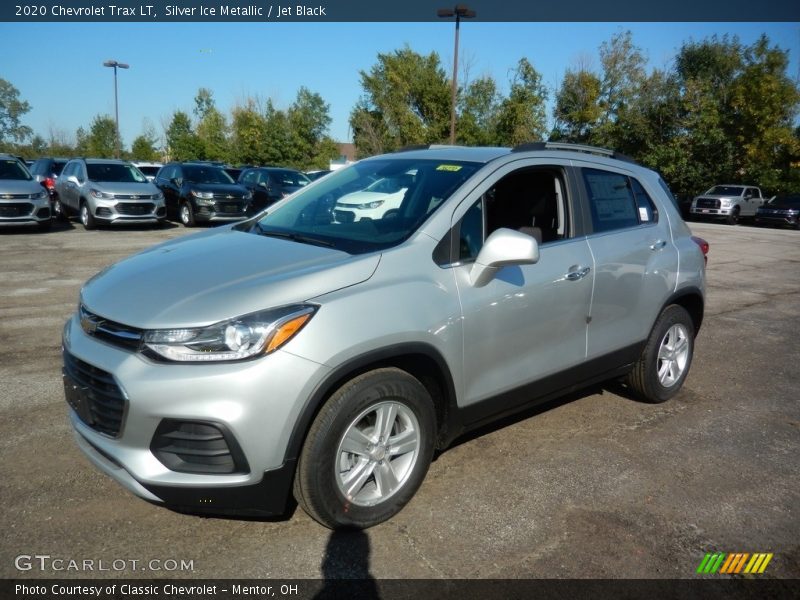 Front 3/4 View of 2020 Trax LT