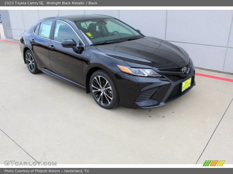 Front 3/4 View of 2020 Camry SE
