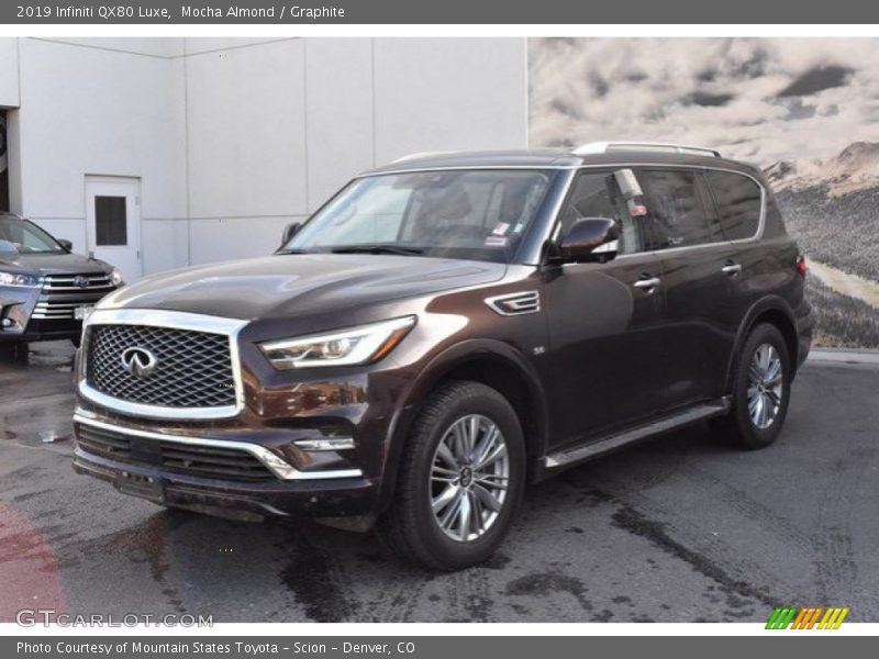 Front 3/4 View of 2019 QX80 Luxe