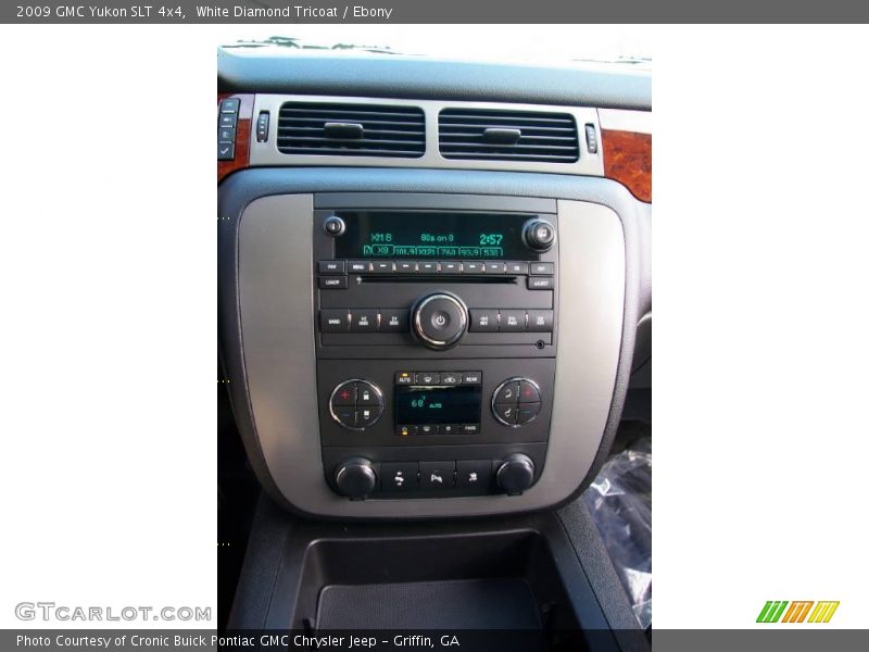 White Diamond Tricoat / Ebony 2009 GMC Yukon SLT 4x4