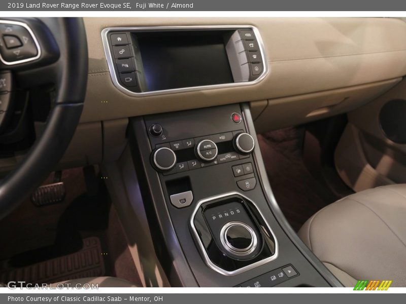 Controls of 2019 Range Rover Evoque SE