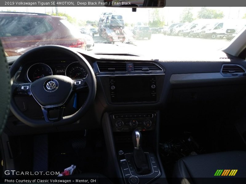Deep Black Pearl / Titan Black 2019 Volkswagen Tiguan SE 4MOTION
