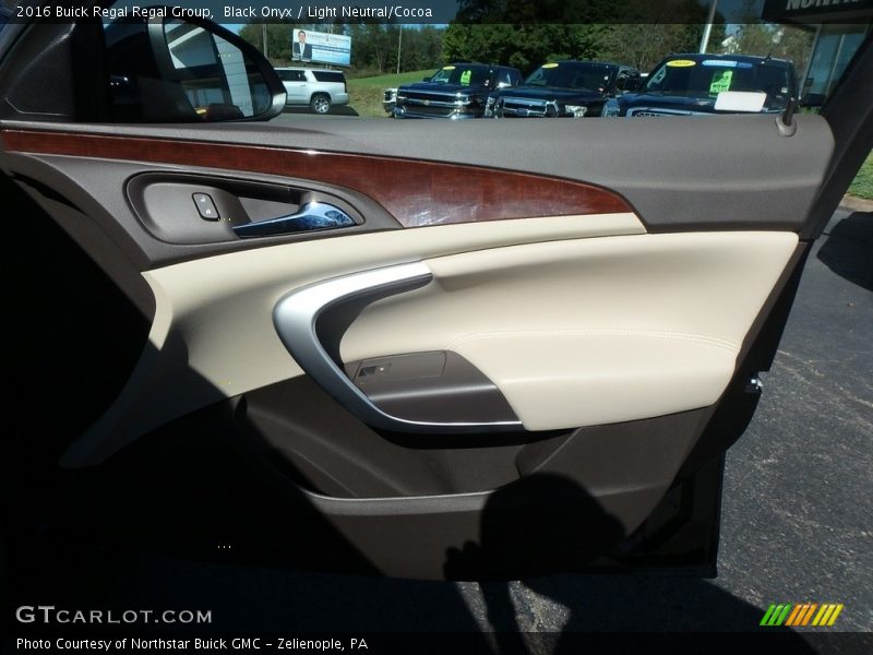 Black Onyx / Light Neutral/Cocoa 2016 Buick Regal Regal Group