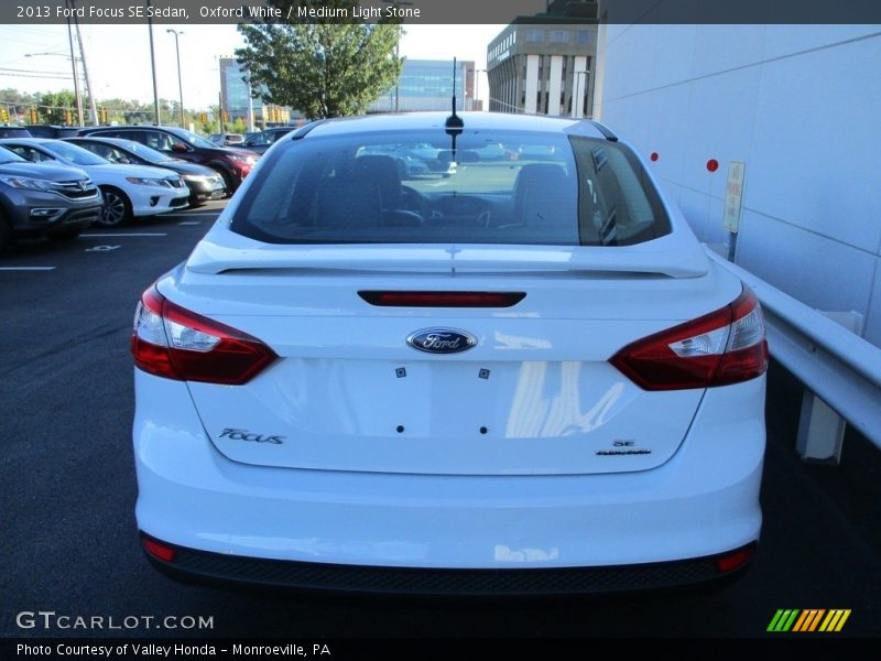 Oxford White / Medium Light Stone 2013 Ford Focus SE Sedan