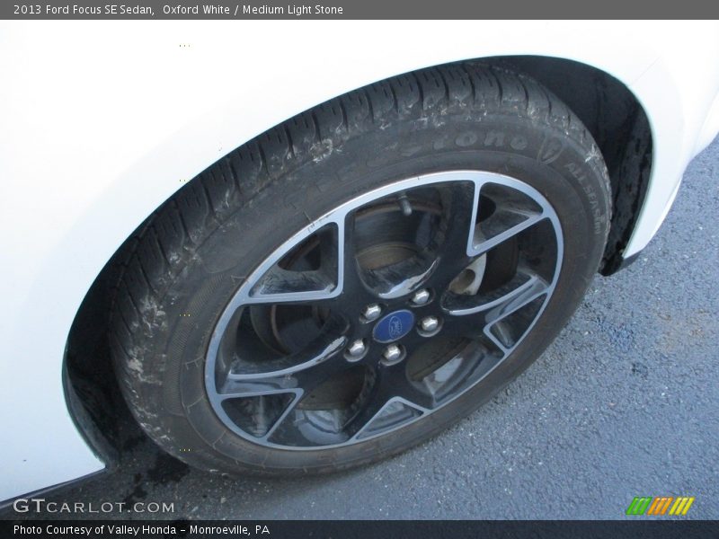 Oxford White / Medium Light Stone 2013 Ford Focus SE Sedan