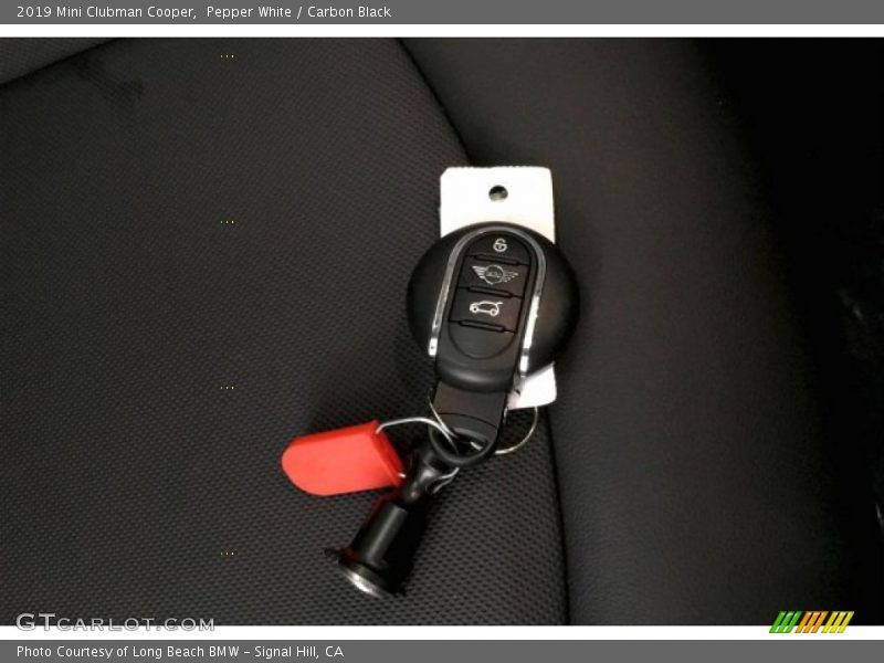Pepper White / Carbon Black 2019 Mini Clubman Cooper