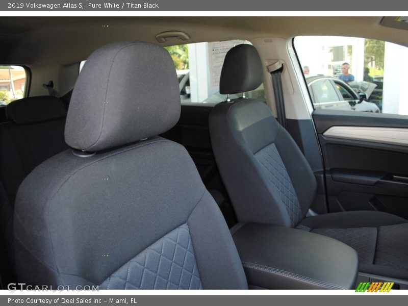 Pure White / Titan Black 2019 Volkswagen Atlas S