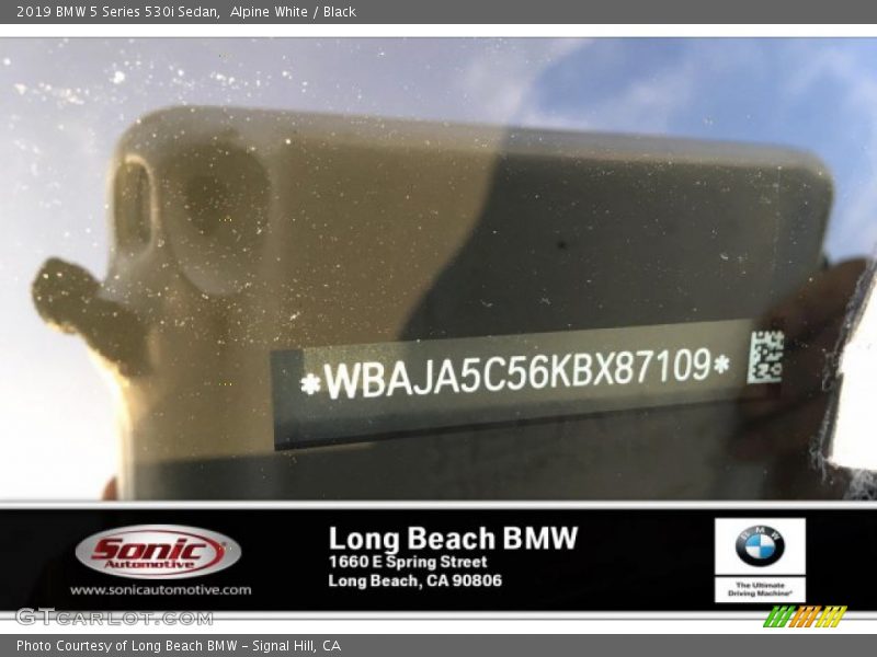 Alpine White / Black 2019 BMW 5 Series 530i Sedan