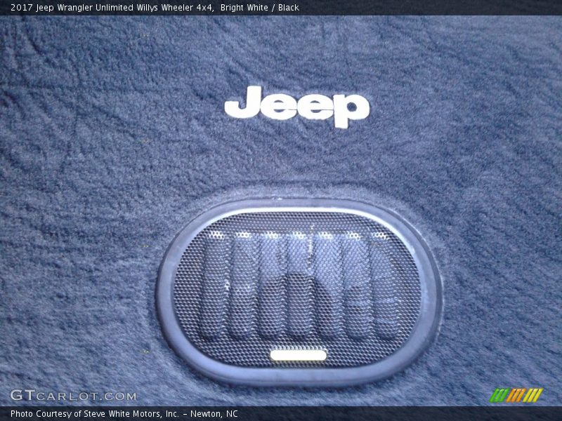 Bright White / Black 2017 Jeep Wrangler Unlimited Willys Wheeler 4x4