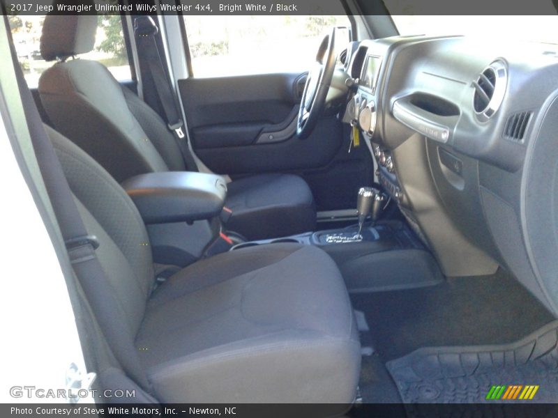 Bright White / Black 2017 Jeep Wrangler Unlimited Willys Wheeler 4x4