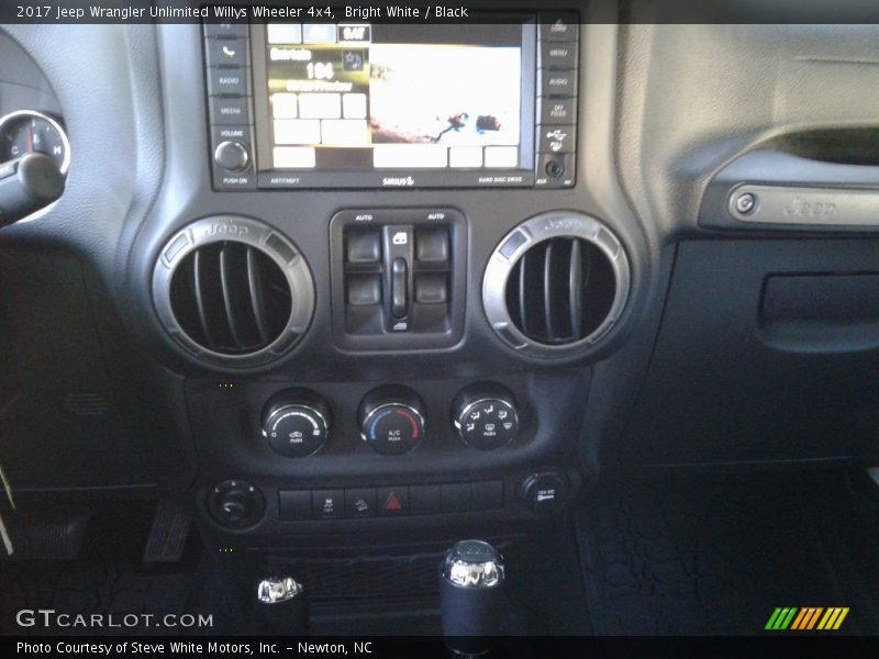 Bright White / Black 2017 Jeep Wrangler Unlimited Willys Wheeler 4x4