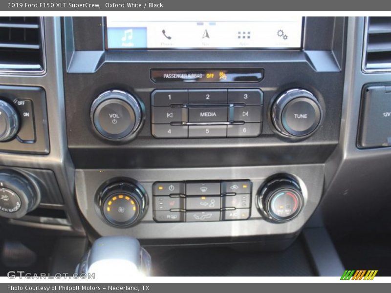 Oxford White / Black 2019 Ford F150 XLT SuperCrew