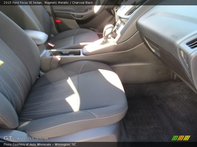 Magnetic Metallic / Charcoal Black 2015 Ford Focus SE Sedan