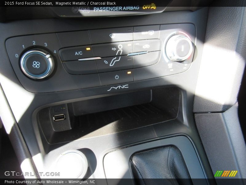 Magnetic Metallic / Charcoal Black 2015 Ford Focus SE Sedan
