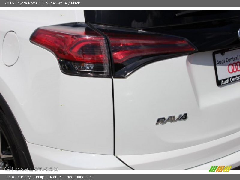 Super White / Black 2016 Toyota RAV4 SE