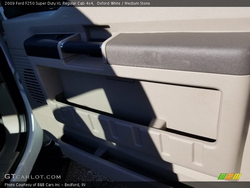 Oxford White / Medium Stone 2009 Ford F250 Super Duty XL Regular Cab 4x4