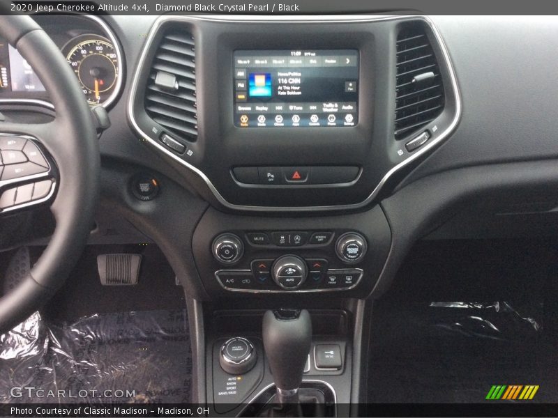 Diamond Black Crystal Pearl / Black 2020 Jeep Cherokee Altitude 4x4