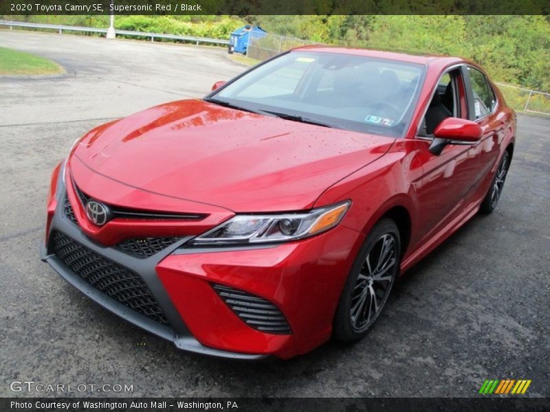 Front 3/4 View of 2020 Camry SE