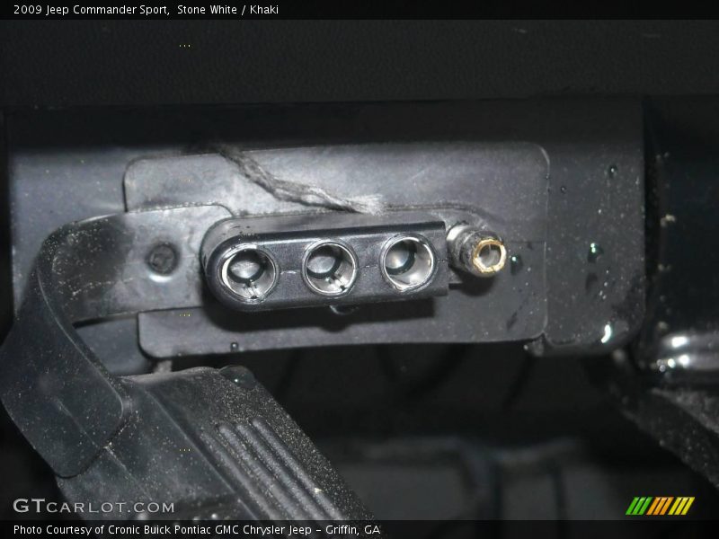 Stone White / Khaki 2009 Jeep Commander Sport