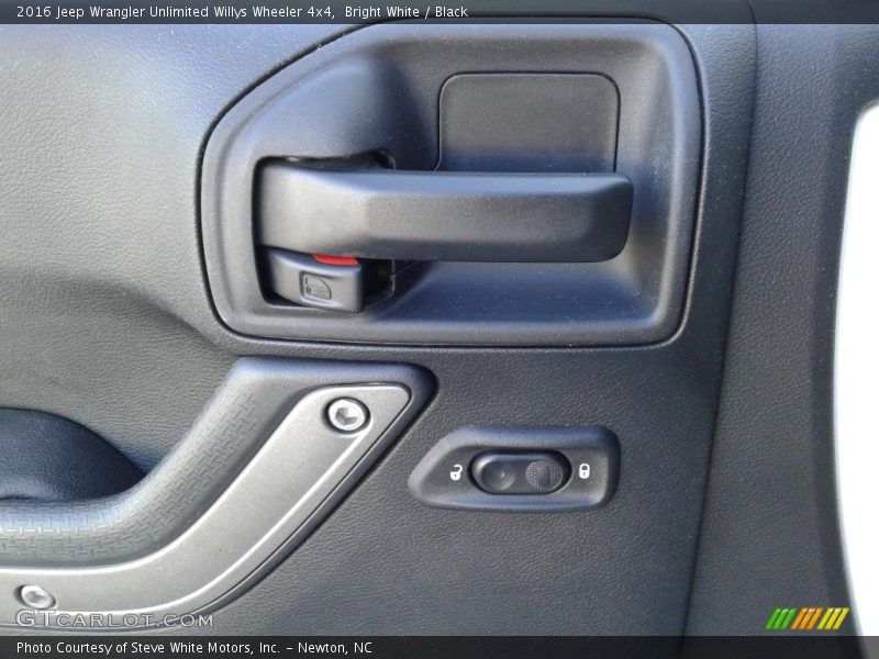 Bright White / Black 2016 Jeep Wrangler Unlimited Willys Wheeler 4x4