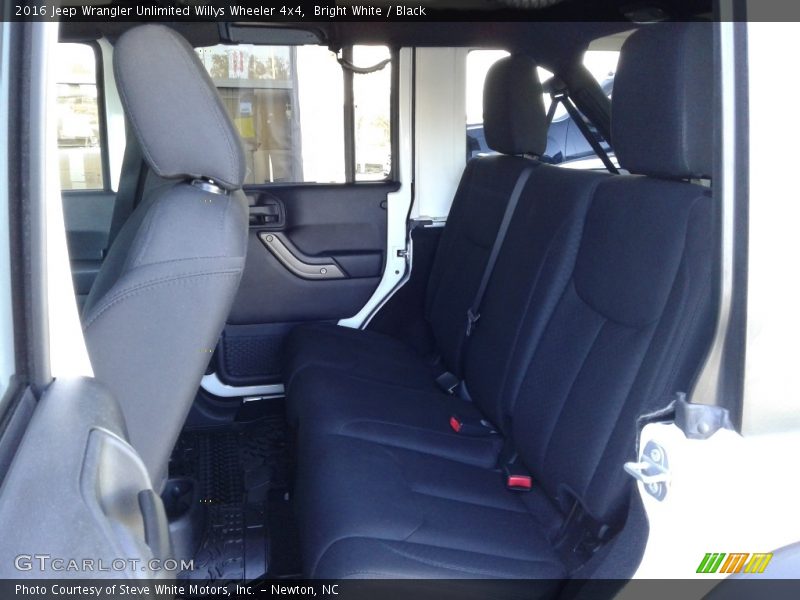 Bright White / Black 2016 Jeep Wrangler Unlimited Willys Wheeler 4x4